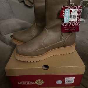 MUK LUKS Wedge Winter Boots  Natalie Stone - Medium SZ 8